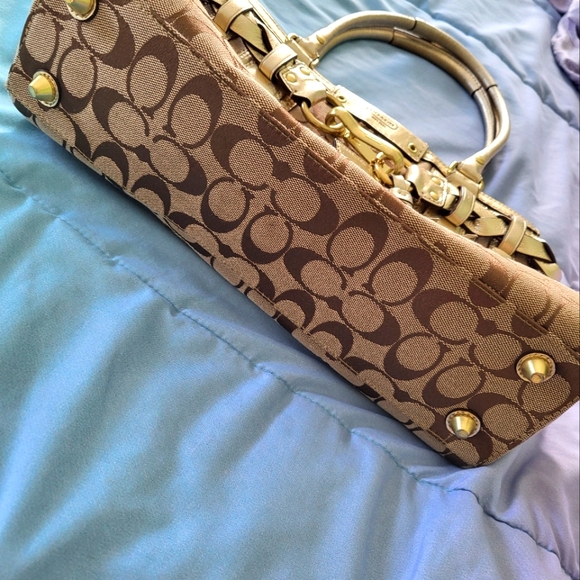 Classic Coach Purse - Picture 5 of 6